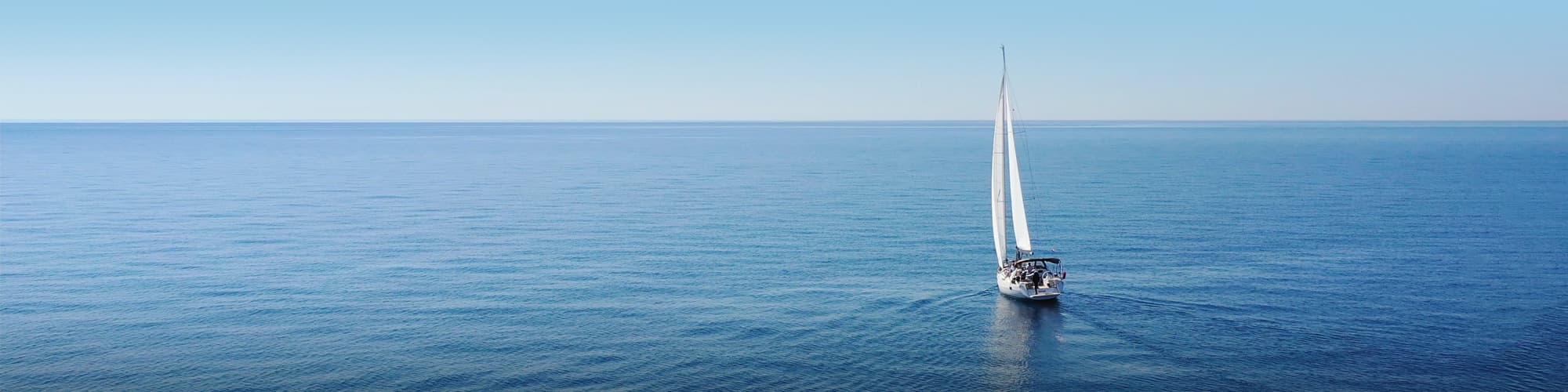 Voilier naviguant seul en pleine mer